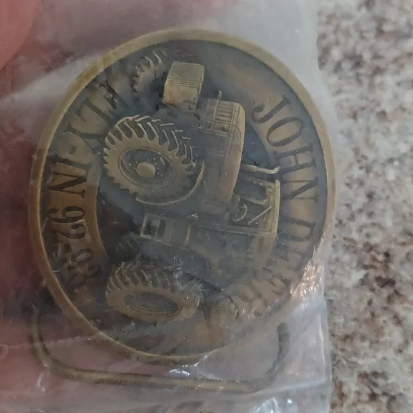 JOHN DEERE FLY-IN 92-93 BRASS BELT BUCKLE VINTAGE 1992 TRACTOR FARMER - Picture 5 of 7